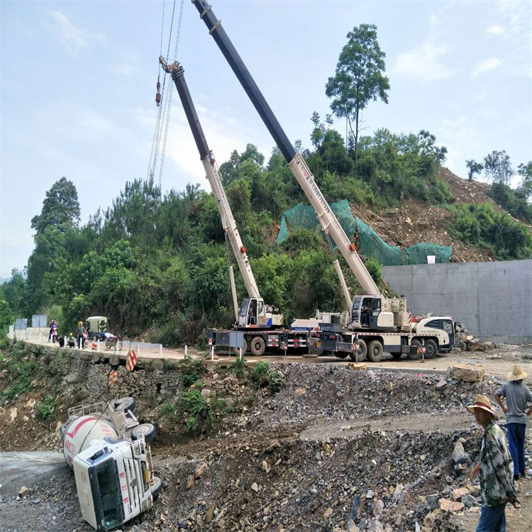 色达汽车掉沟里叫吊车救援要多少钱